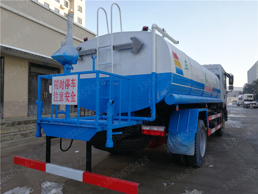 湖北盈通汽車山東綠化福田抑塵車